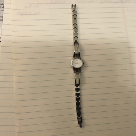 Seiko womens water resistant watch - Picture 5 of 7